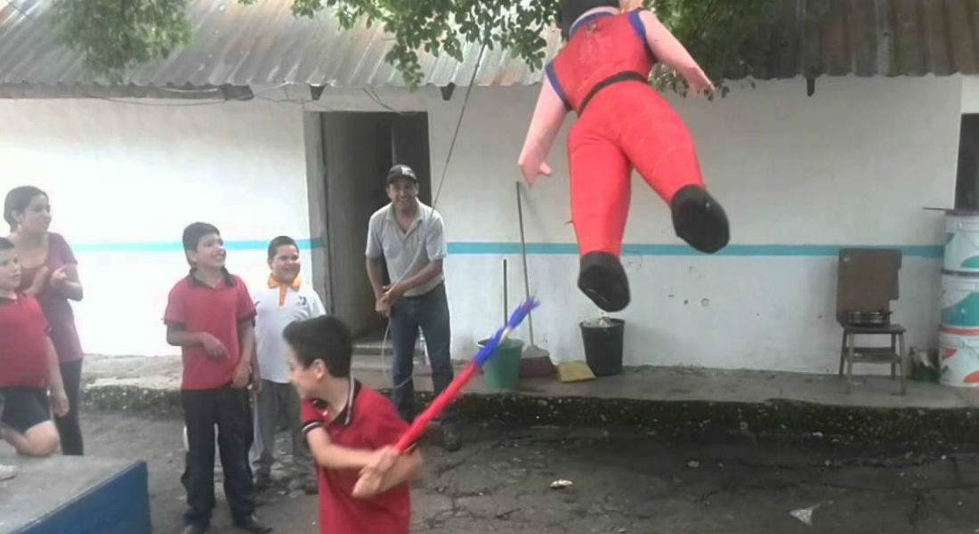 Niño fallece tras caerle una barda cuando le pegaba a su piñata