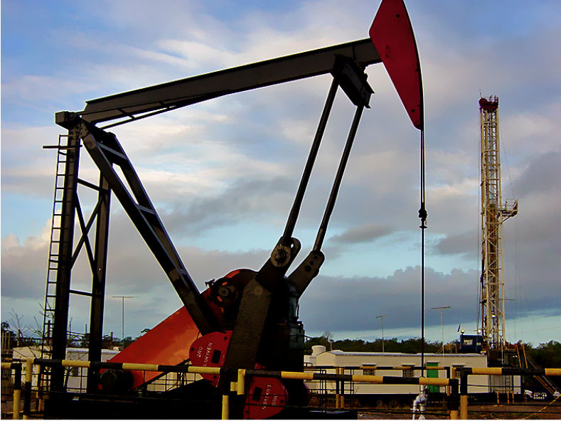 Precios del petróleo al alza ante caída de reservas de crudo en EUA