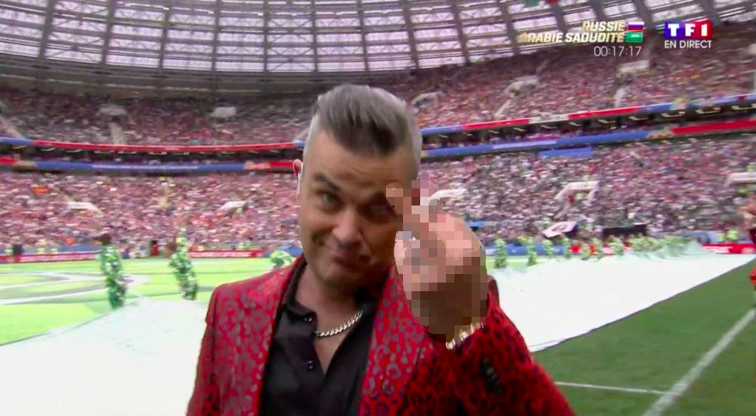 ¿A quién le dedicó Robbie Williams la señal obscena en la inauguración del Mundial?