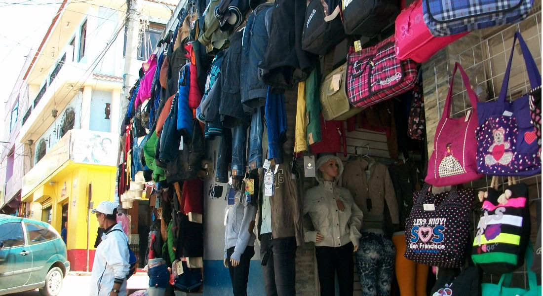 Federales aseguran ropa pirata en la Ciudad de México