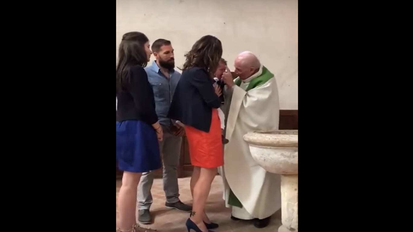 VIDEO: Sacerdote golpea a bebé en medio de bautismo
