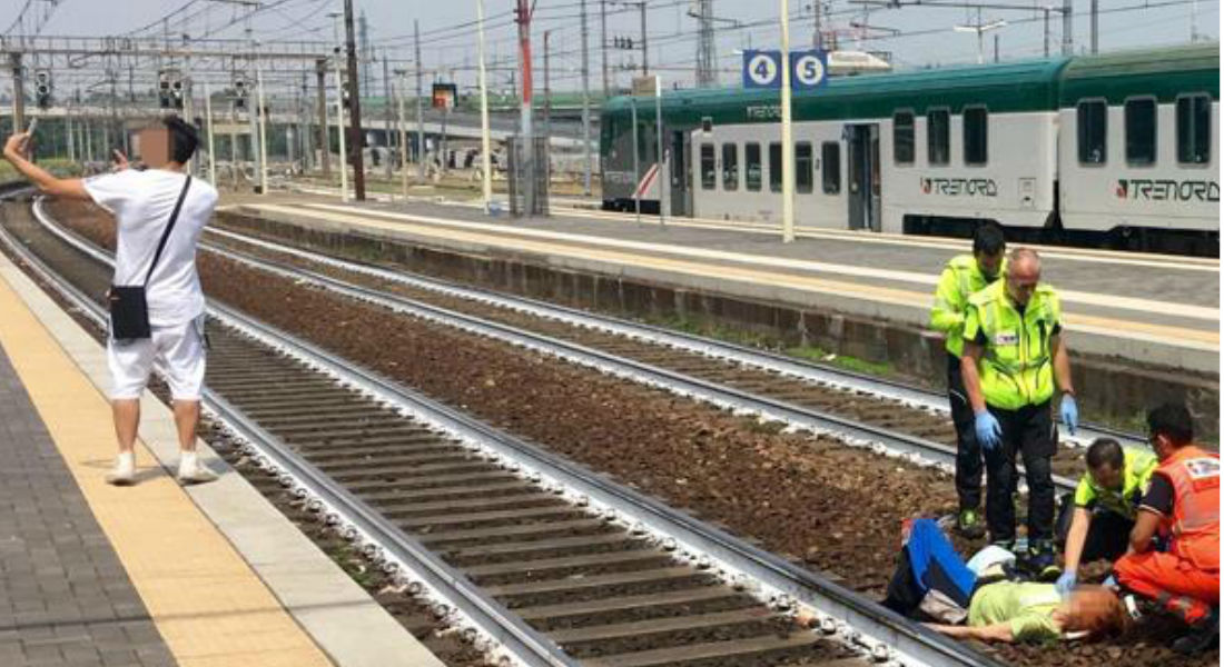 Hombre se toma selfie delante de mujer atropellada por un tren