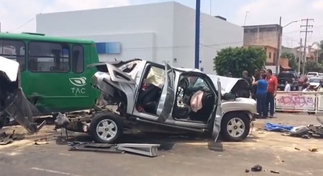 Tráiler se queda sin frenos y arrasa con todo en Chapala, Jalisco