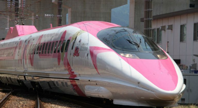 Tren de alta velocidad rosa dedicado a Hello Kitty circulará por Japón