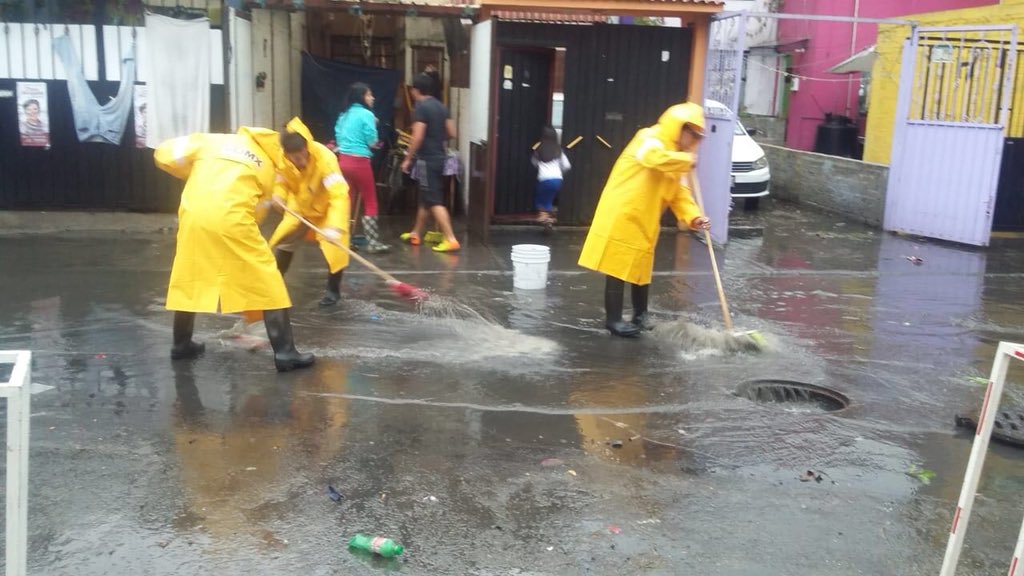 Vecinos de Los Reyes unen fuerzas para limpiar casas y calles inundadas