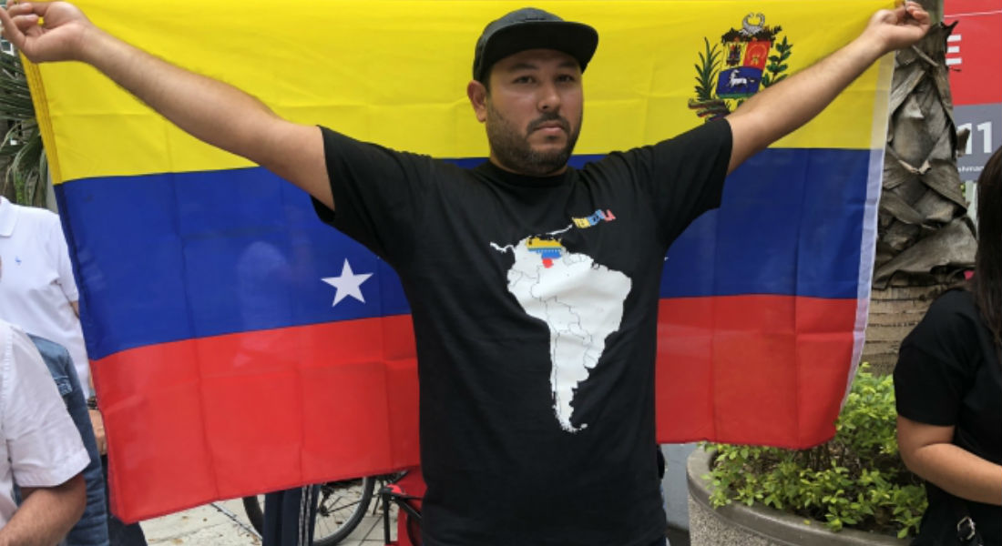 Venezolanos en Chile enojados por nuevo cobro de trámite en su embajada