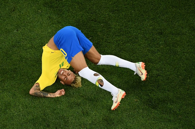 VIDEO: Neymar se burla de sí mismo, juega con niños a «caerse» en Instagram