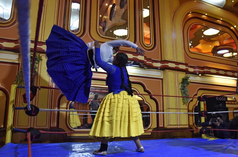 Desde el ring «cholitas luchadoras» deleitan a turistas en Bolivia