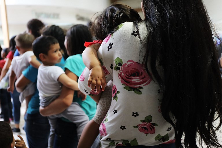 129 niños siguen separados de sus padres en EUA