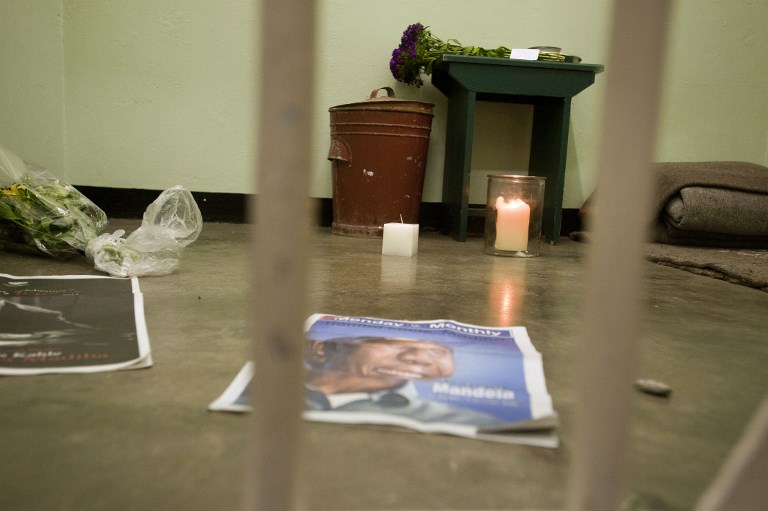 Subastan una noche en celda de Mandela