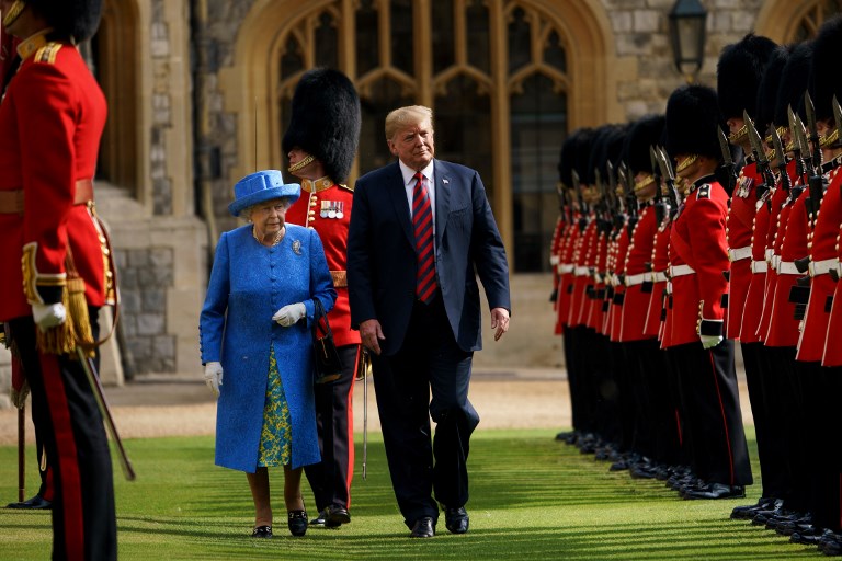 VIDEO: Trump rompe el protocolo y confunde a la reina Isabel