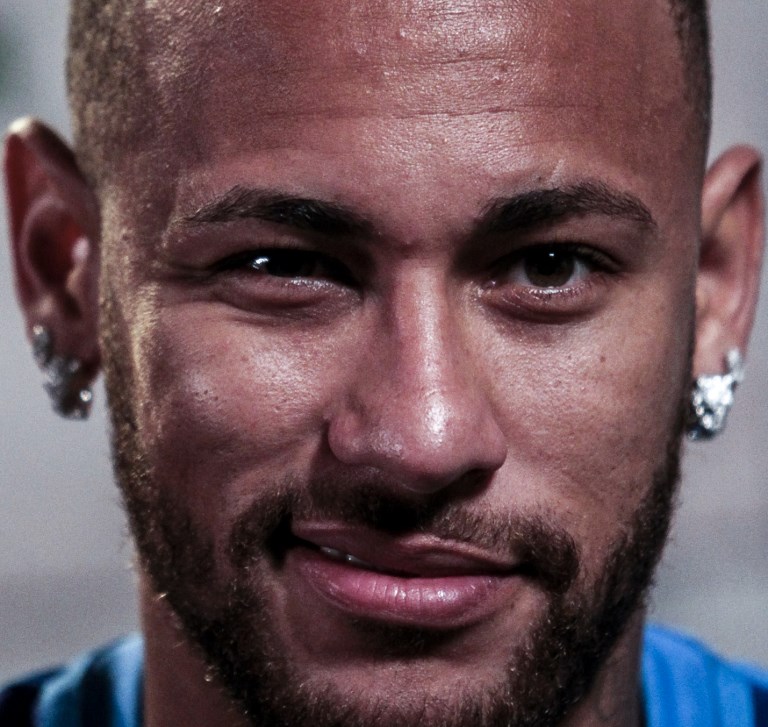 La verdad es que sufro dentro del campo: Neymar