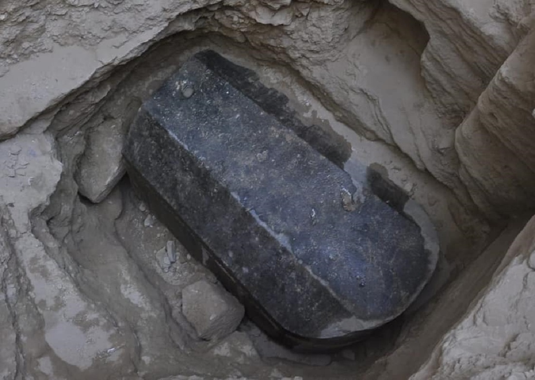 Encuentran sarcófago negro de hace 2 mil años en Egipto
