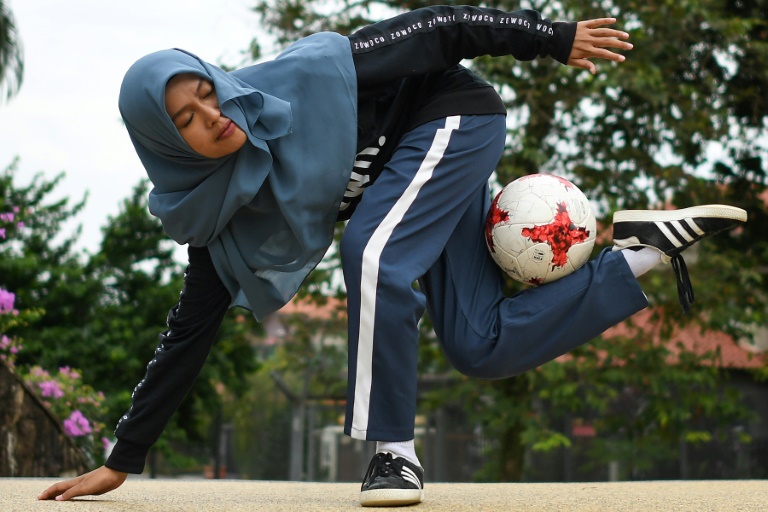 Estudiante con velo islámico se dedica al fútbol ‘freestyle’ en Malasia