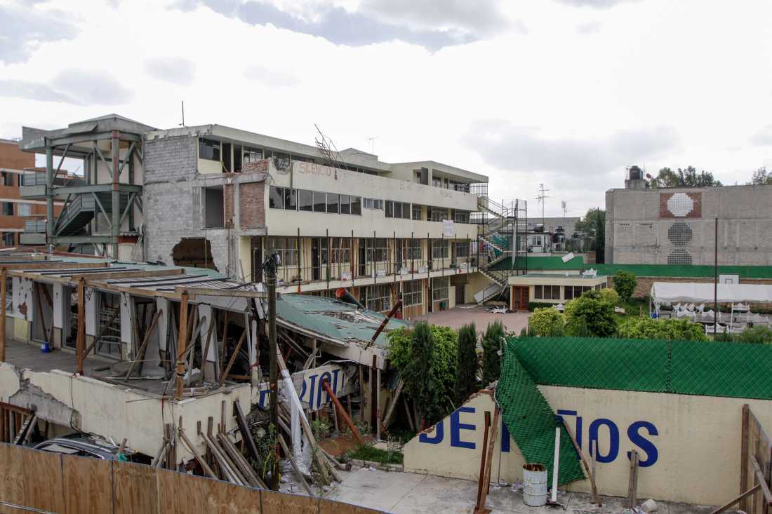 Padres de familia impiden demolición del Colegio Rébsamen