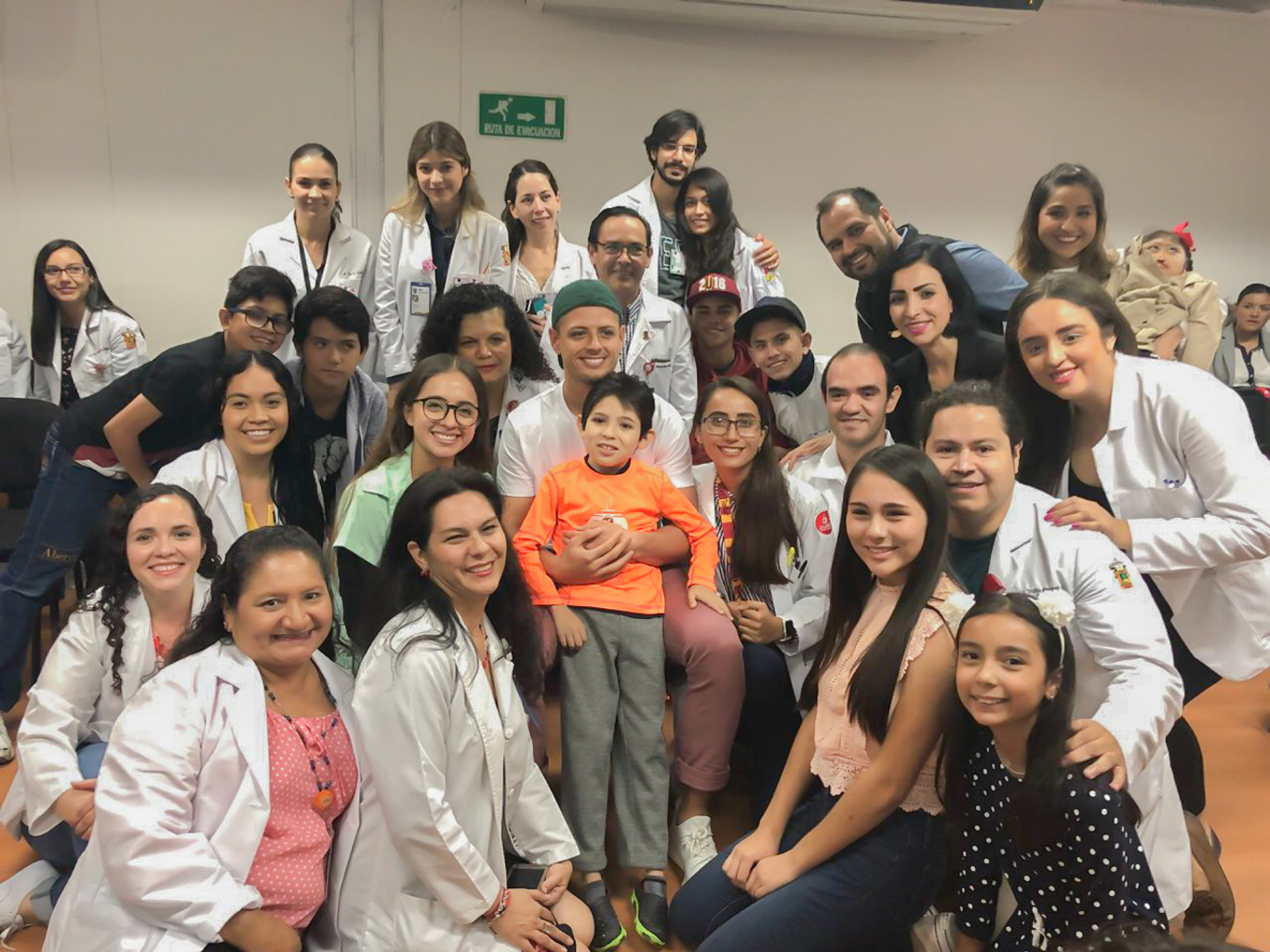 VIDEO: «Chicharito» Hernández hace feliz a niños en Hospital Civil de Guadalajara 