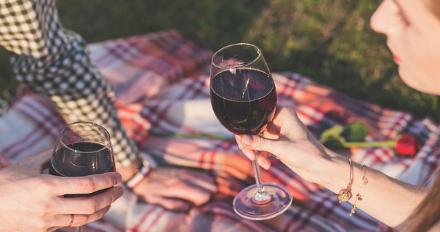 Una copa de vino podría ayudarte a bajar la pancita incómoda