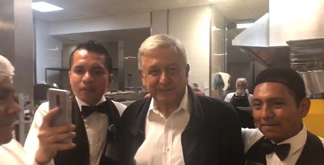 AMLO se da «baño de pueblo» en un restaurante de la CDMX