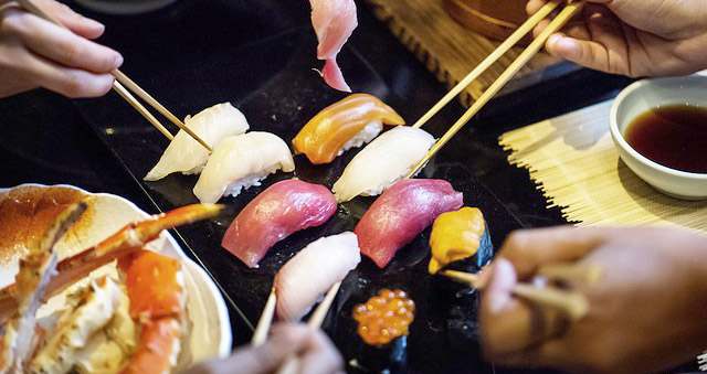 Aprende a comer sushi en 5 sencillos pasos