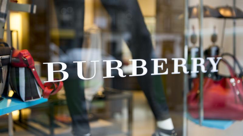 Burberry quema 38 mdd en ropa y accesorios para mantener exclusividad