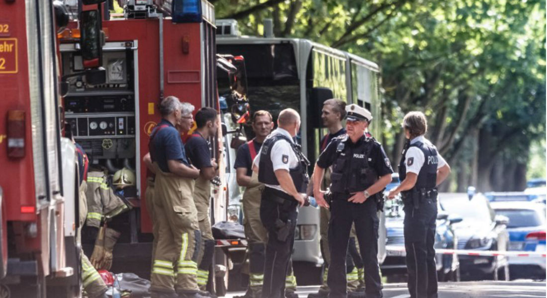 Hombre ataca con cuchillo autobús en Alemania, deja nueve heridos