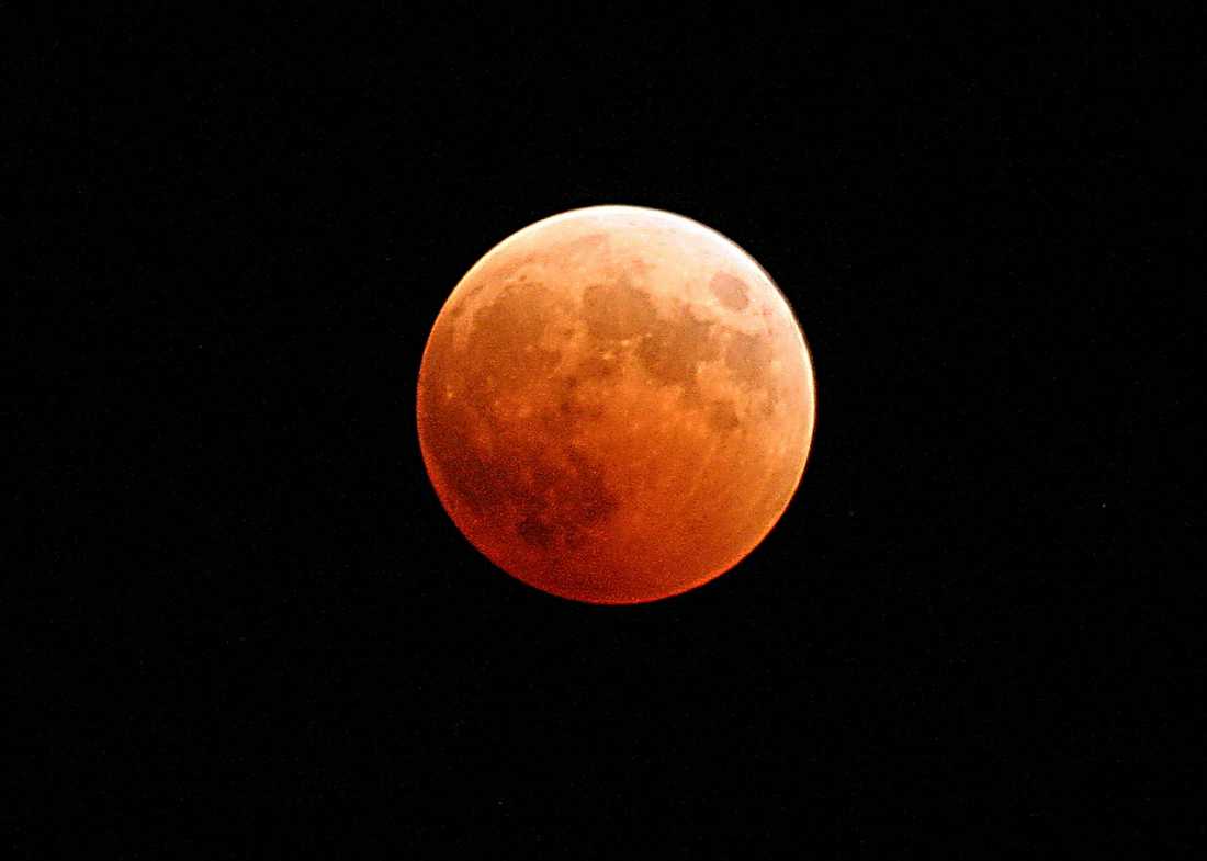¿Por qué el eclipse total de Luna de este viernes es el más largo del siglo?