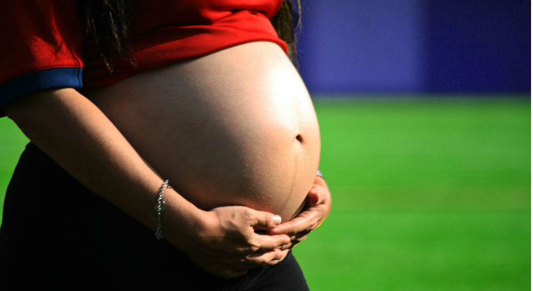 Bebé pone en peligro la vida de su madre por una patada en el útero