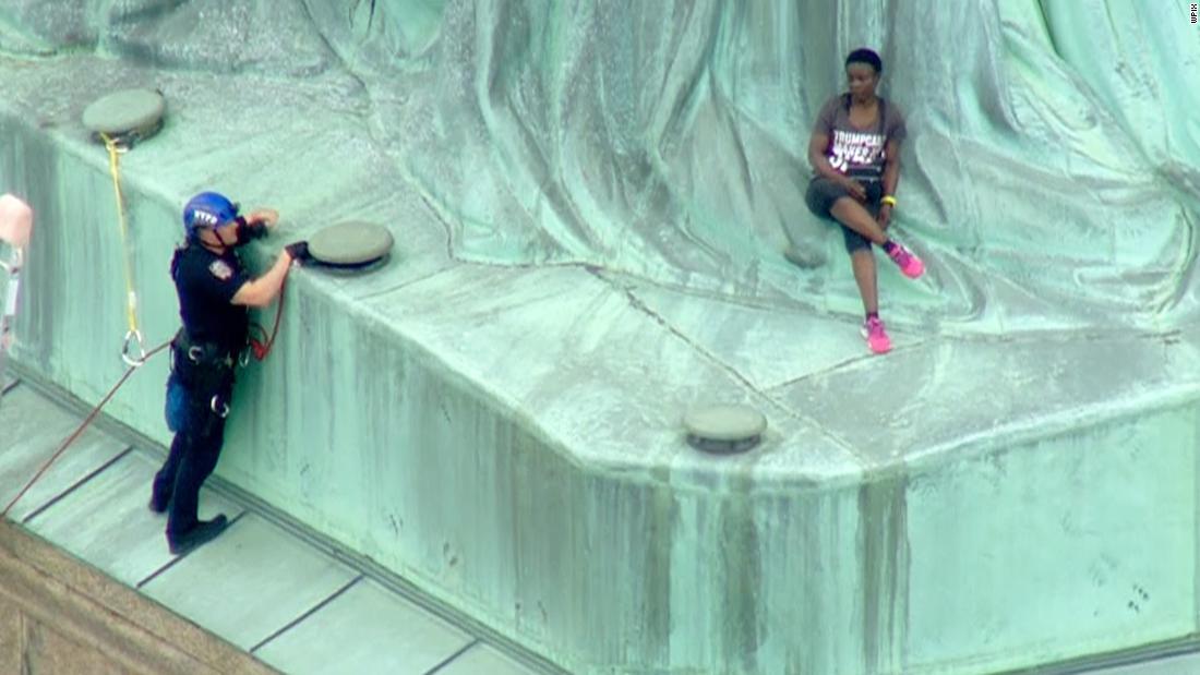 Mujer trepa a la Estatua de la Libertad en protesta por política migratoria de Trump