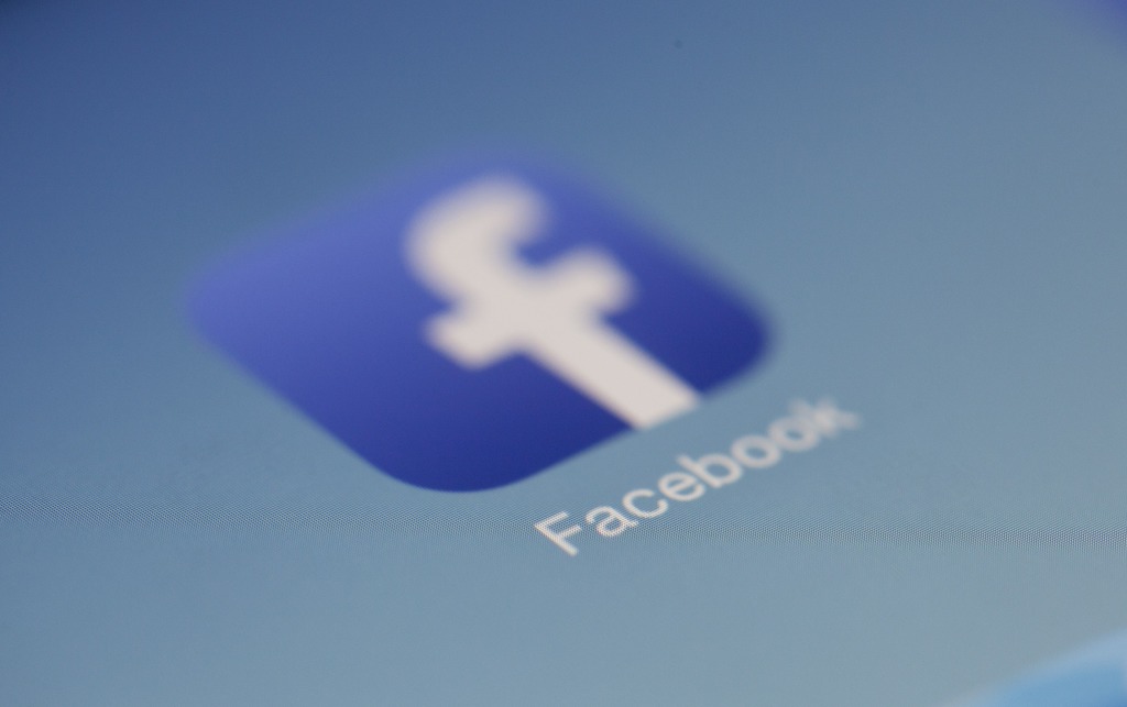 Acciones de Facebook se desploman junto con la fortuna de Zuckerberg