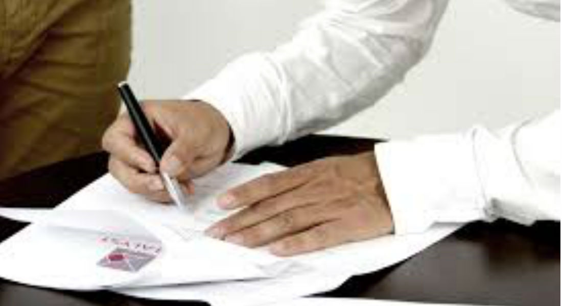 Proponen prohibir a trabajadores firmar documentos en blanco