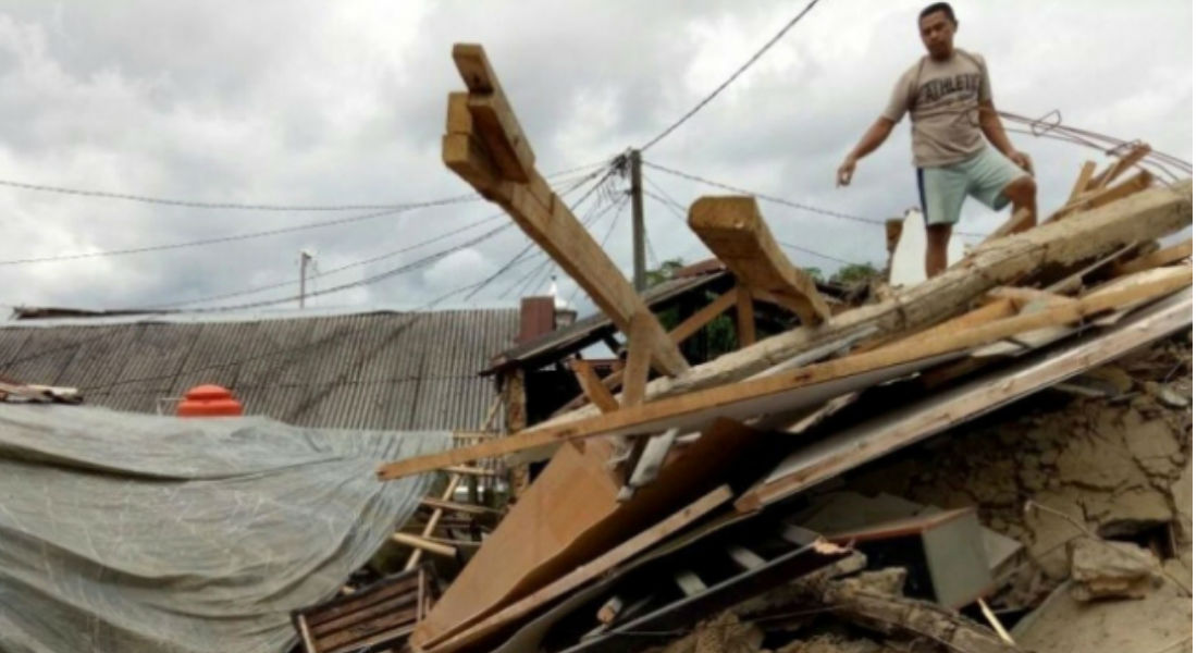 Indonesia sumida en réplicas tras sismo que mató a 14