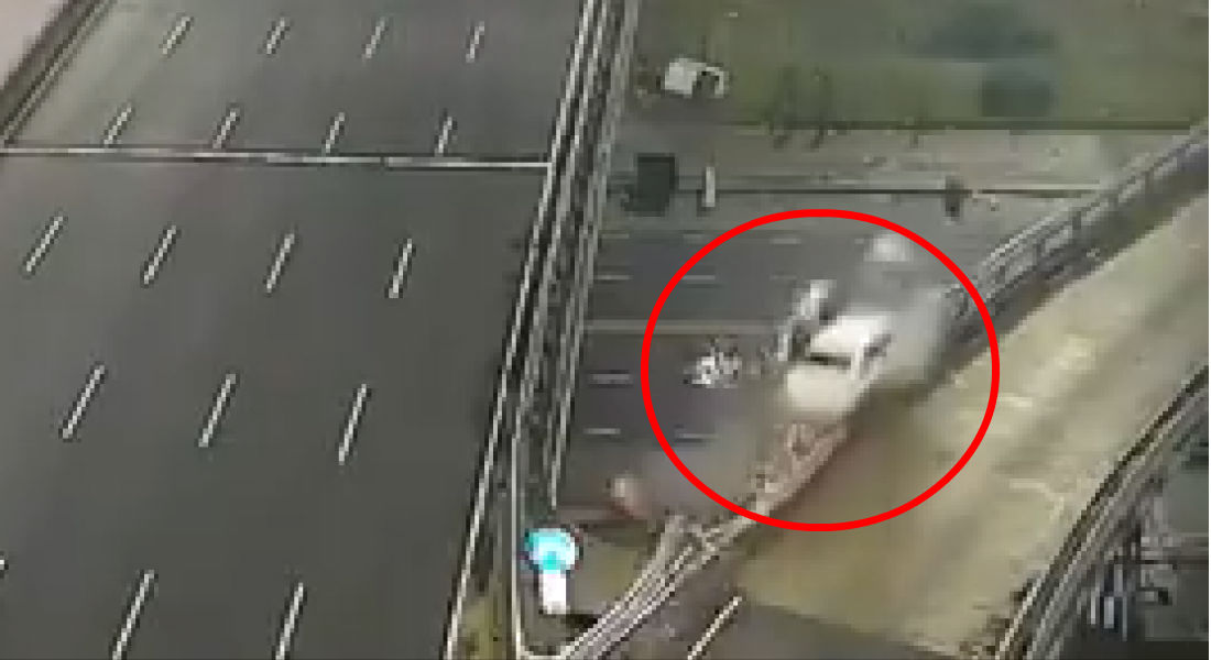 VIDEO: Auto sale disparado de segundo piso a 170 km/h