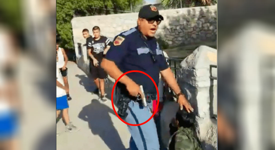 Policía apunta con arma a niños en Texas