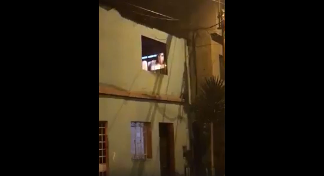 VIDEO: Vecino pone peli para adultos y olvida cerrar la cortina
