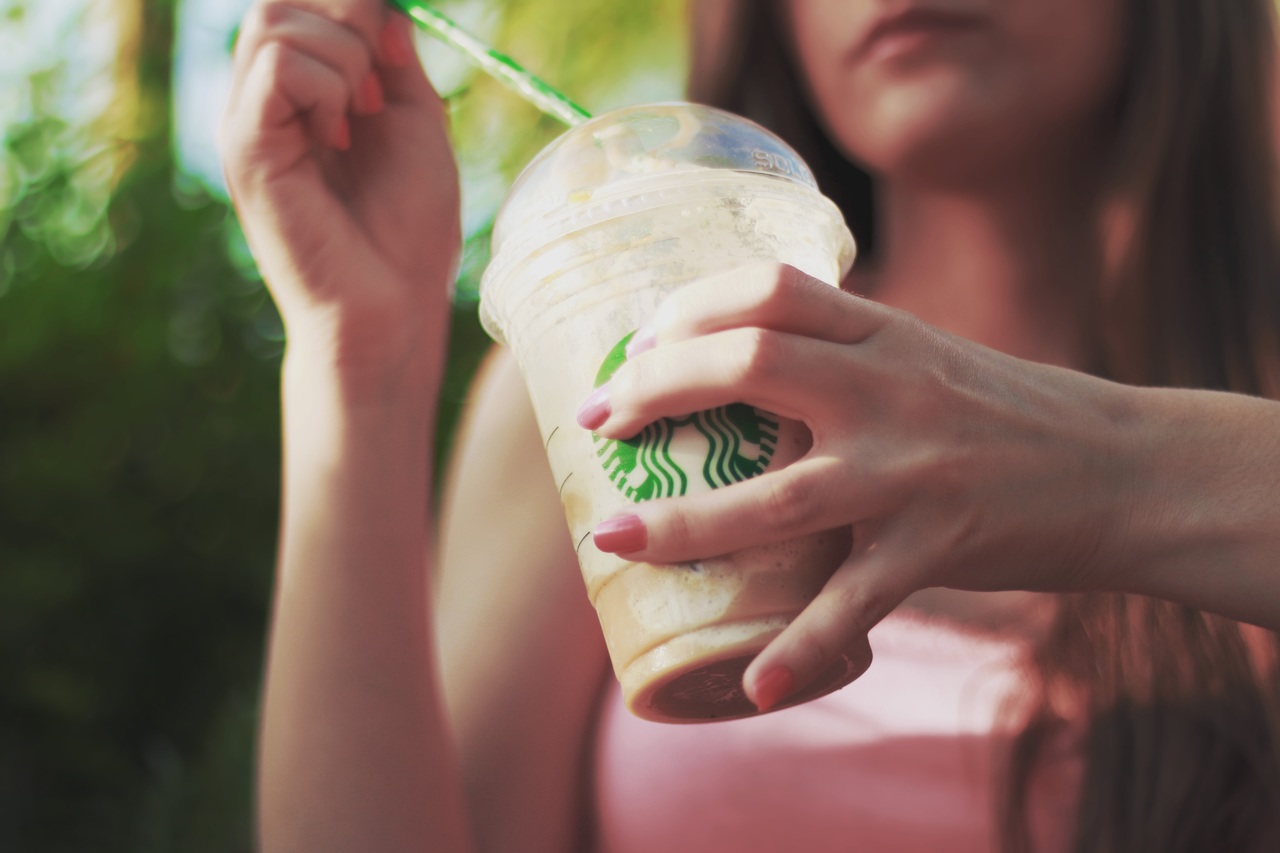 Starbucks dice NO a los popotes de plástico