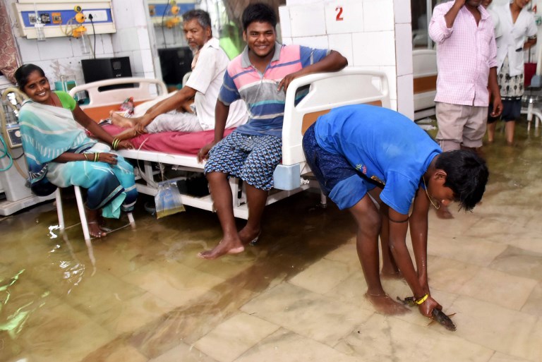 Inundaciones llevan peces hasta los pasillos de un hospital en la India
