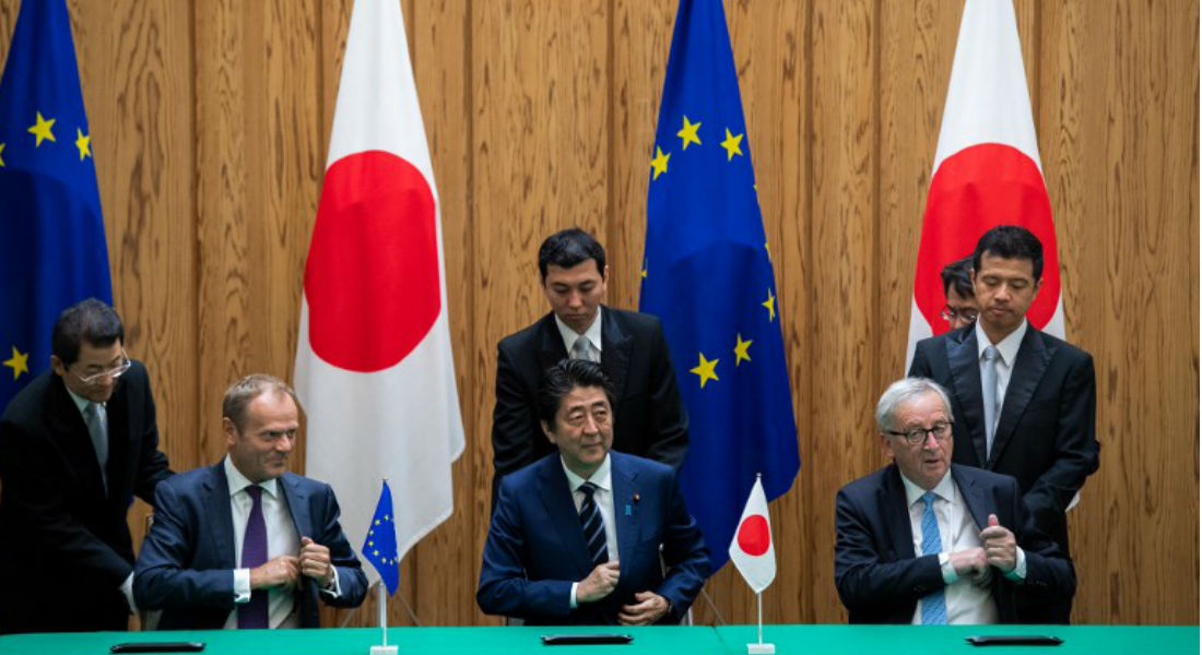 La UE y Japón firman acuerdo de libre comercio para defenderse de Trump