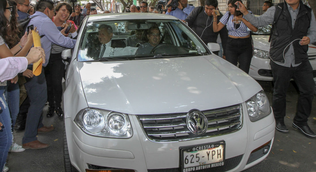 El Jetta blanco de AMLO lleva 9 multas