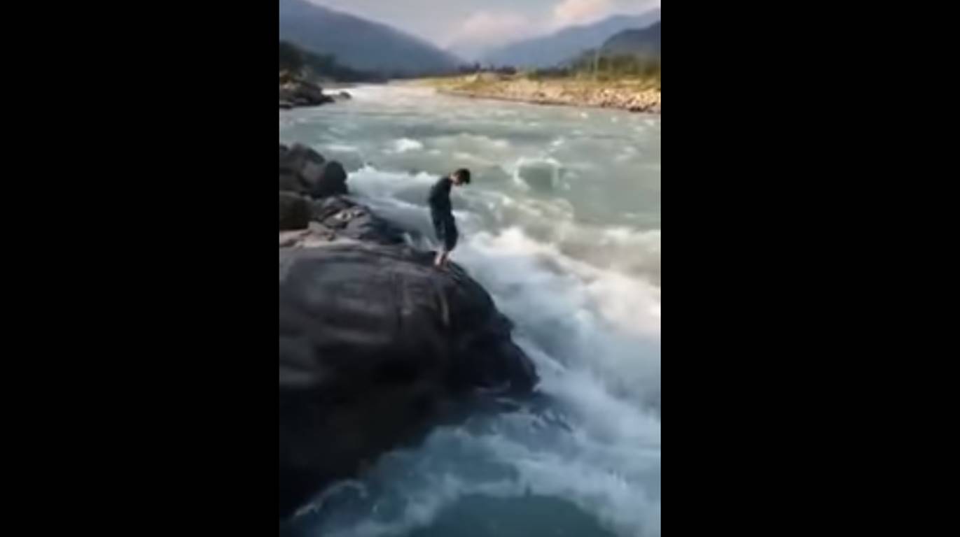 VIDEO: Joven muere por tomarse video cerca de un río
