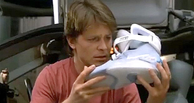 Subastan bota (solo una) que Marty McFly usó en «Volver al Futuro II»