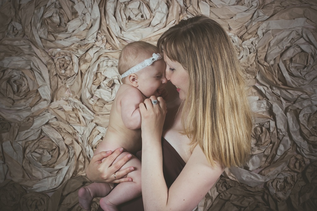 VIDEO: Modelo causa polémica por desfilar amamantando a su bebé