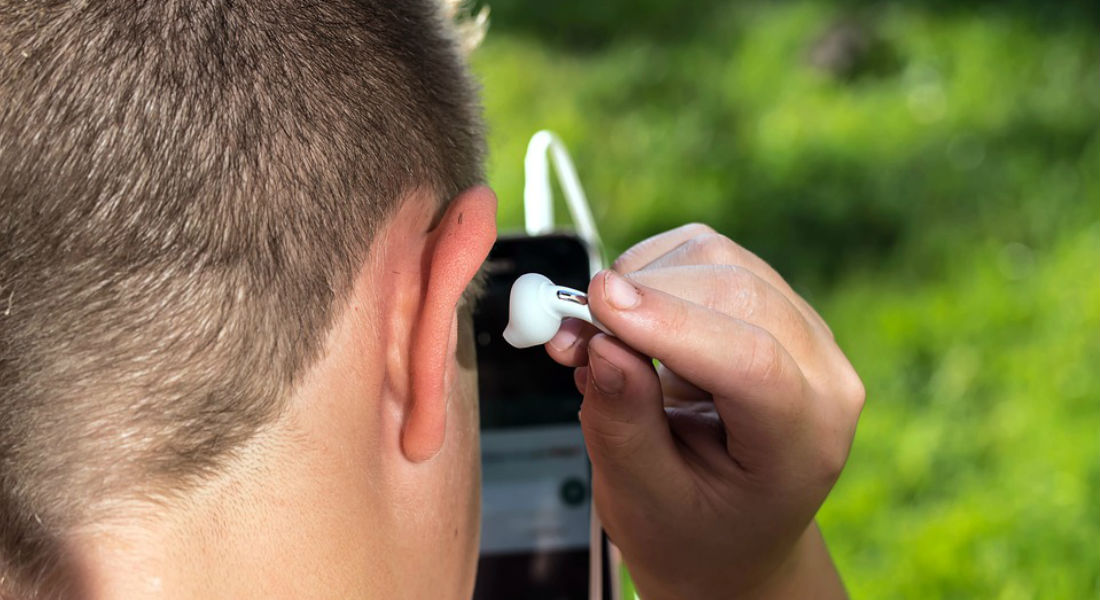 Usar audífonos y asistir a conciertos, las causas más comunes de pérdida auditiva