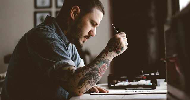 Razones por las que los hombres con tatuajes son más fuertes y atractivos