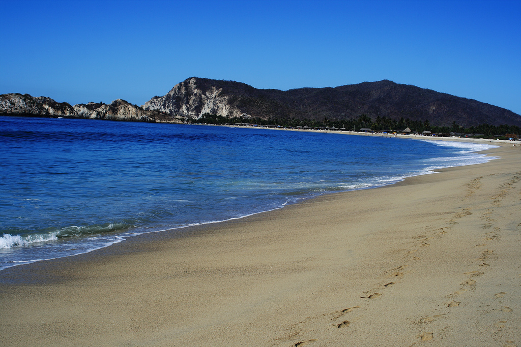 Analizan calidad del agua en playas michoacanas