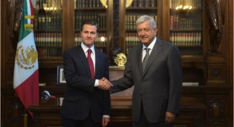 Peña Nieto dialoga con López Obrador en Palacio Nacional