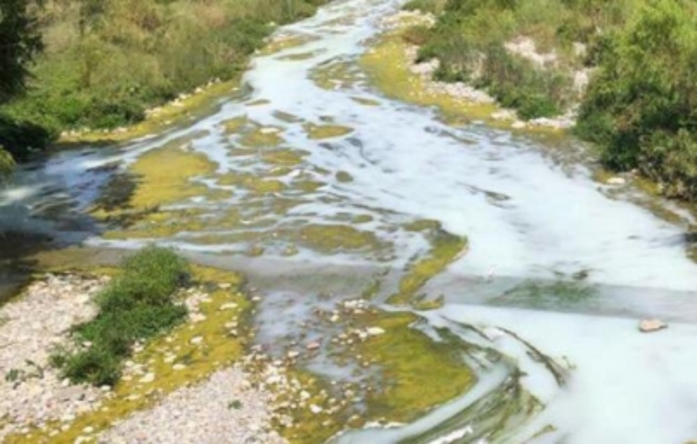 Recuperan más de 30 mil litros de residuos de pegamento en río de NL