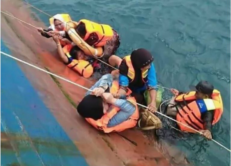 Sube a 29 el balance de muertos en el naufragio de un ferri en Indonesia
