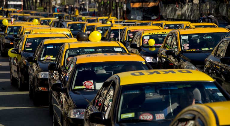 Taxistas chilenos rechazan ley que legaliza a Uber y Cabify