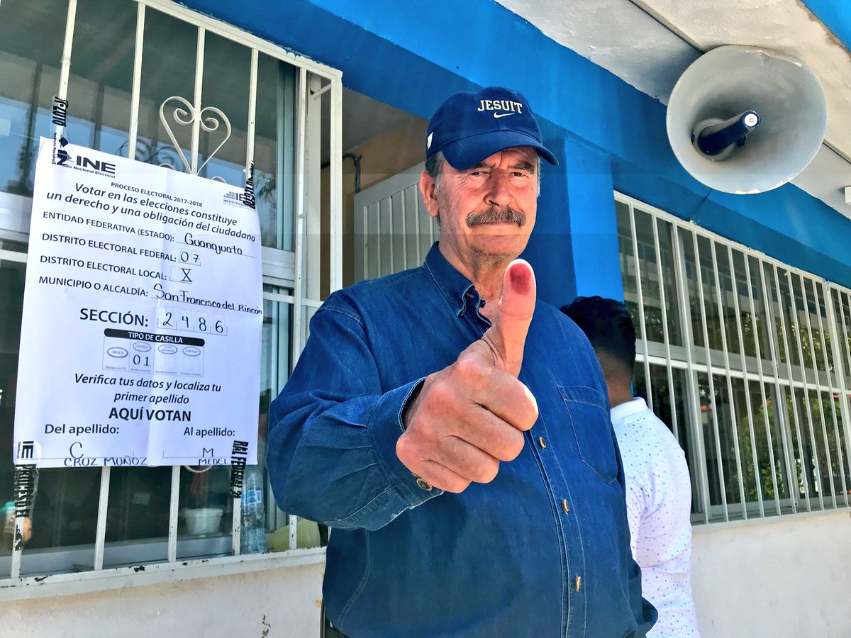 Vicente Fox presume su voto, “ya se va tu pensión” le responden