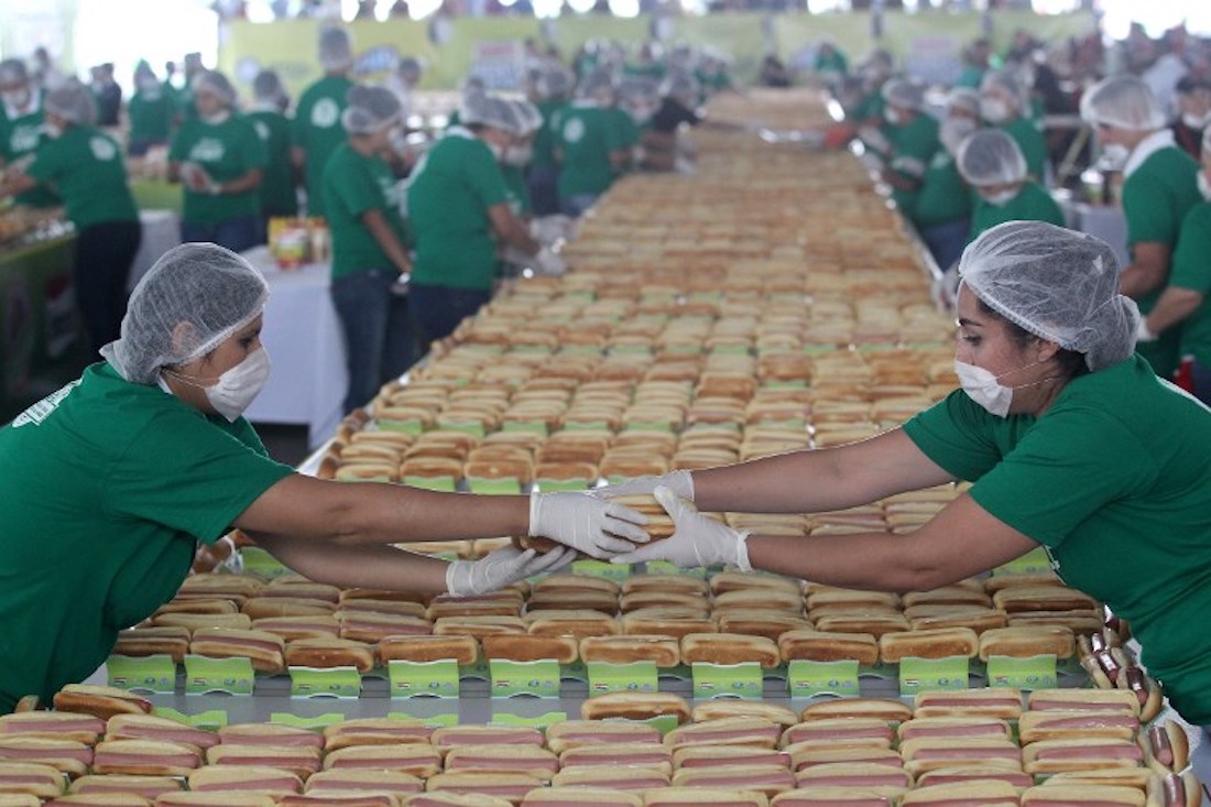 FOTOS: México hace la fila de hot-dogs más larga del mundo 📷